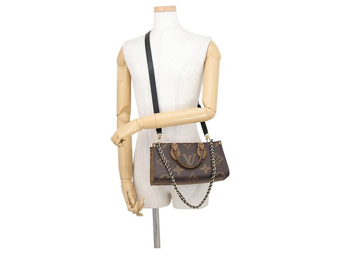 Borsa a mano OnTheGo EW con catena Louis Vuitton Monogram Reverse Giant Rosso - vista 6