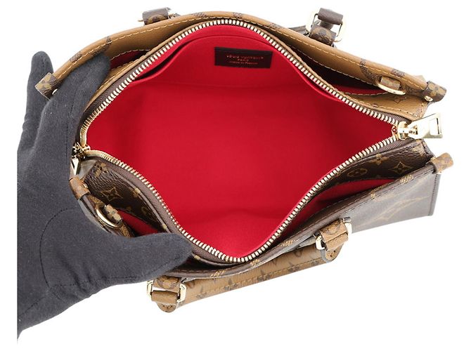 Borsa a mano OnTheGo EW con catena Louis Vuitton Monogram Reverse Giant Rosso - vista 7