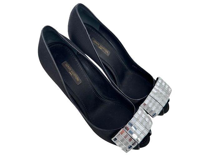 Décolleté peep-toe in raso nero con cristalli Louis Vuitton - vista 5