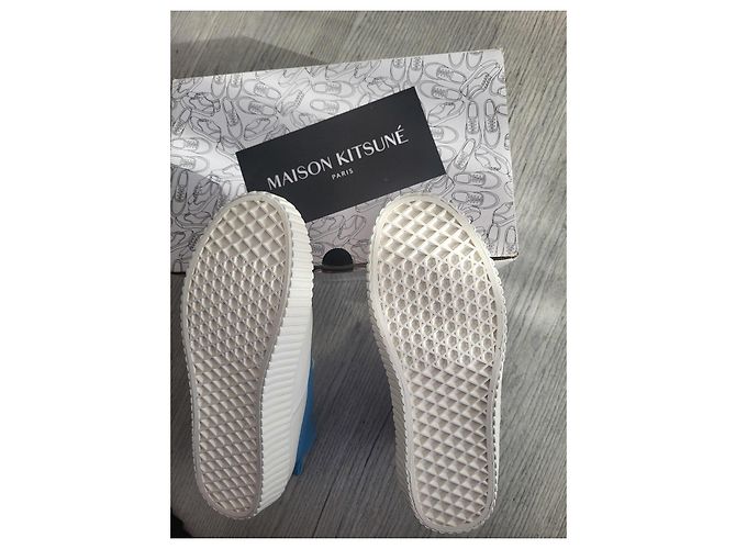 Autre Marque Maison Kitsuné Blaue Low-Top-Sneaker aus Canvas mit Fuchs-Patch Weiß - Ansicht 4