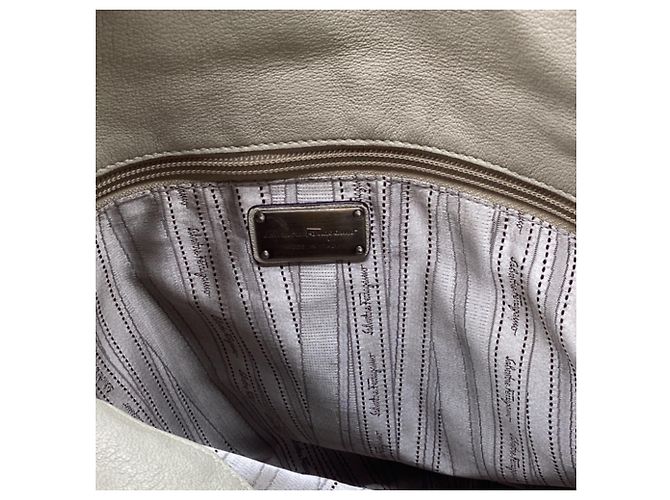 Borsa Hobo Gancini con tasca Salvatore Ferragamo in pelle beige - vista 10