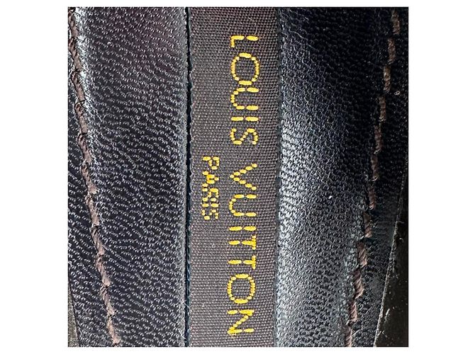 Décolleté aperte Louis Vuitton con dettaglio lucchetto e ritagli in pelle verniciata nera Nero - vista 13