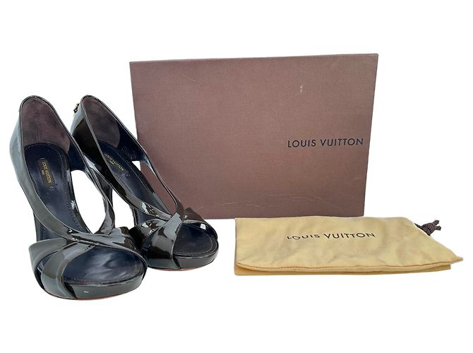Décolleté aperte Louis Vuitton con dettaglio lucchetto e ritagli in pelle verniciata nera Nero - vista 19