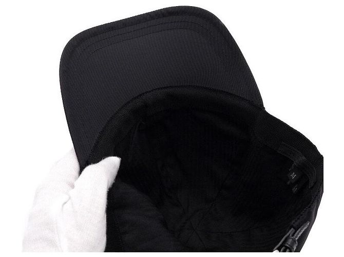 Prada Cappellino Unisex in Nylon Nero con Cuciture Blu - vista 7