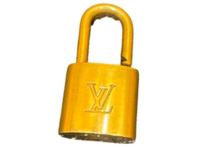 Louis Vuitton Cadenas e Chave Logo Metal medium Dourado - vista 3