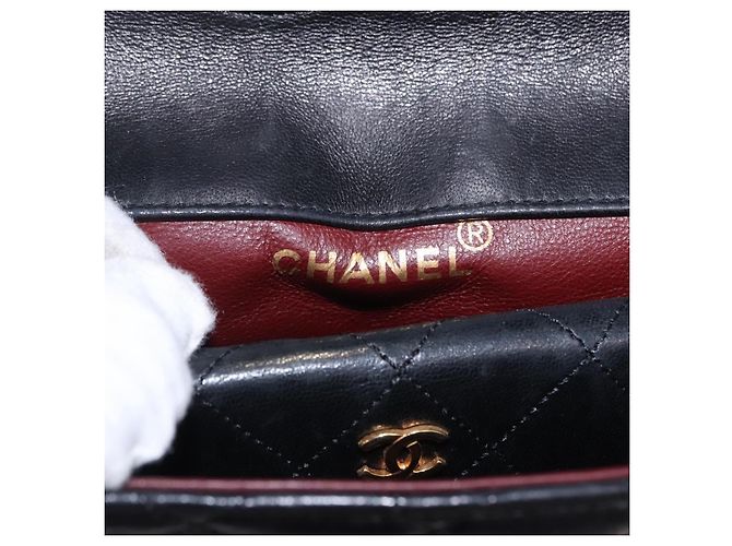 Borsa a tracolla CHANEL Matelasse con catena in pelle d'agnello nera e oro CC Auth 195725 Nero D'oro - vista 21