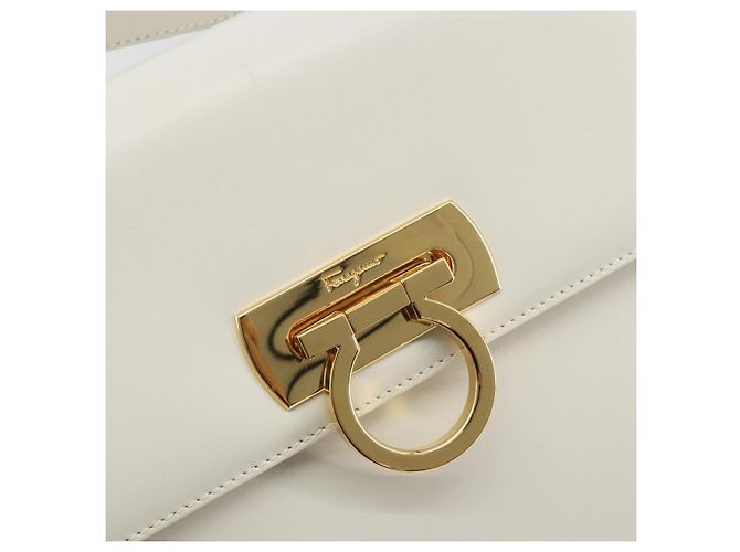 Borsa a tracolla Salvatore Ferragamo Gancini in pelle bianca e oro Auth 196208 Bianco - view 17