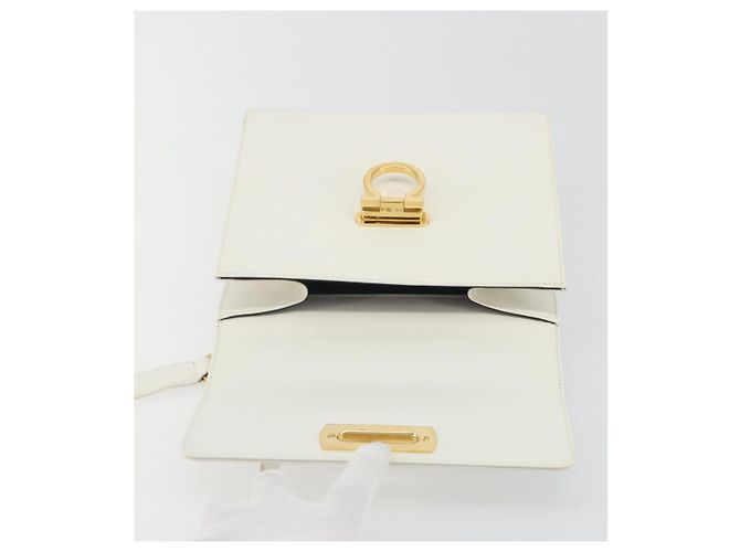 Borsa a tracolla Salvatore Ferragamo Gancini in pelle bianca e oro Auth 196208 Bianco - view 18