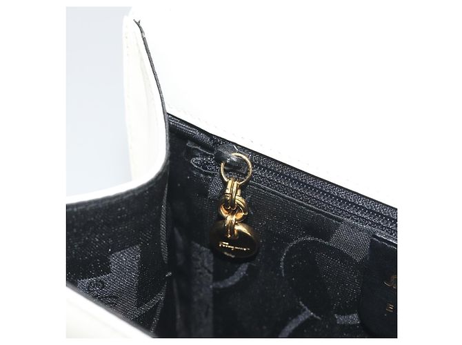 Borsa a tracolla Salvatore Ferragamo Gancini in pelle bianca e oro Auth 196208 Bianco - view 21