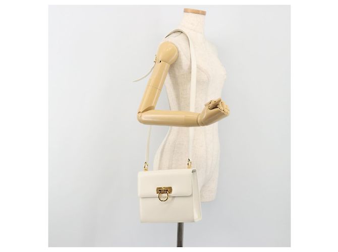Borsa a tracolla Salvatore Ferragamo Gancini in pelle bianca e oro Auth 196208 Bianco - view 23