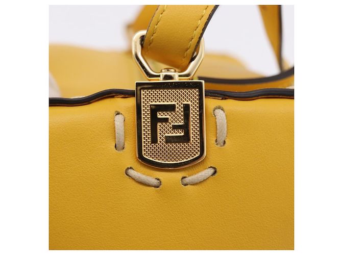 FENDI Celeria Triangle Schultertasche aus Leder Gelb Goldfarben 8BS053 Auth 195557M - Ansicht 19