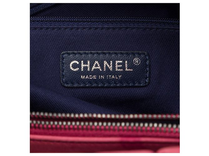 Borsa Tote New Bubble Large in vitello iridescente matelassé rossa Chanel Rosso - vista 5