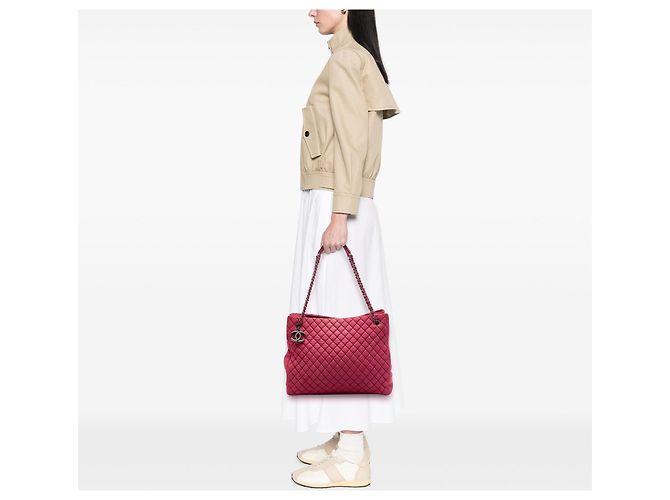 Borsa Tote New Bubble Large in vitello iridescente matelassé rossa Chanel Rosso - vista 6