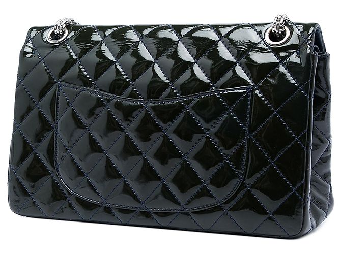 Borsa a tracolla Chanel Reissue 2.55 Double Flap 226 in vernice matelassé blu - vista 2