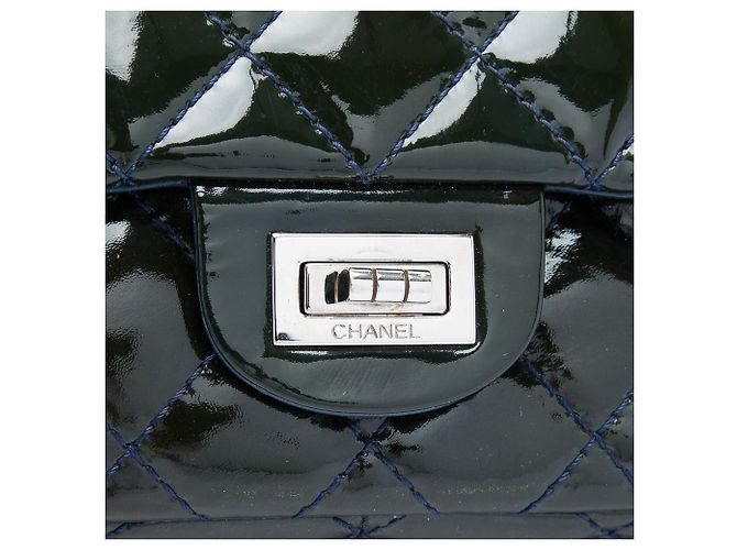 Borsa a tracolla Chanel Reissue 2.55 Double Flap 226 in vernice matelassé blu - vista 5