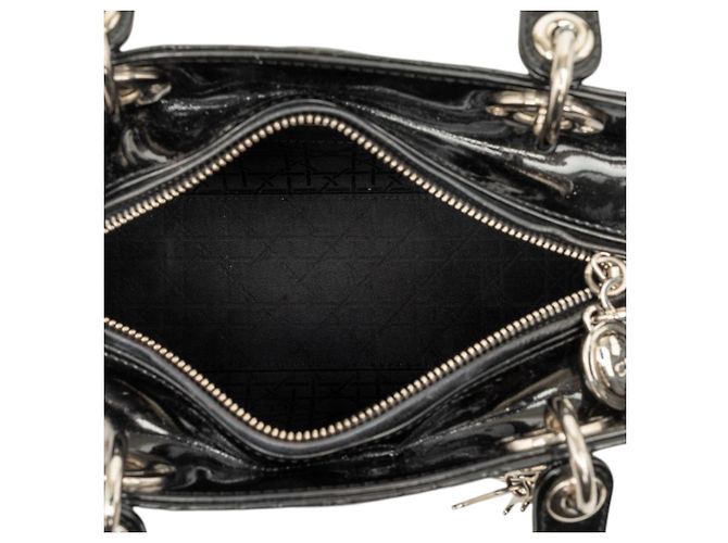Bolsa Lady Dior Medium em couro envernizado Cannage Preta Preto - vista 4