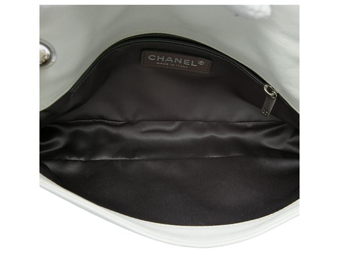Sac à épaule Chanel Flap Pearl Obsession en agneau blanc - vue 4