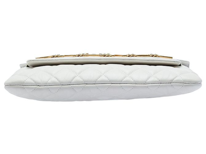 Clutch Chanel in vitello matelassé bianco con logo e catena - vista 3