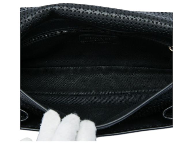 Borsa a tracolla Chanel Medium Perforated Calfskin Up In The Air Flap Nera Nero - vista 4