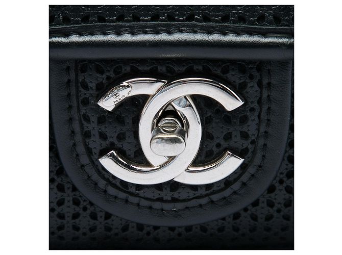 Borsa a tracolla Chanel Medium Perforated Calfskin Up In The Air Flap Nera Nero - vista 5
