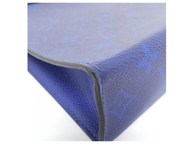 Borsa Louis Vuitton Taiga Lama Pochette Voyage MM Blu - vista 2