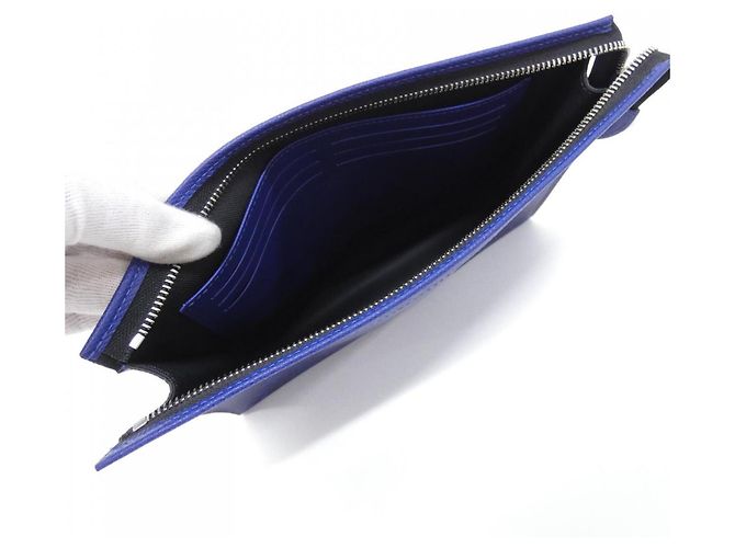 Borsa Louis Vuitton Taiga Lama Pochette Voyage MM Blu - vista 3