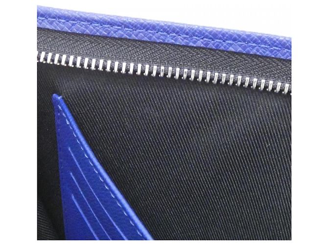 Borsa Louis Vuitton Taiga Lama Pochette Voyage MM Blu - vista 4