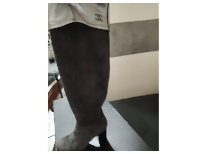 Botas altas Chanel em camurça cinza e couro prateado Metálico - vista 3