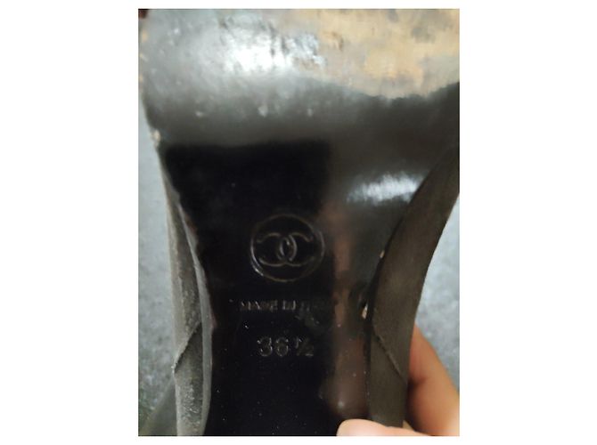 Botas altas Chanel em camurça cinza e couro prateado Metálico - vista 7