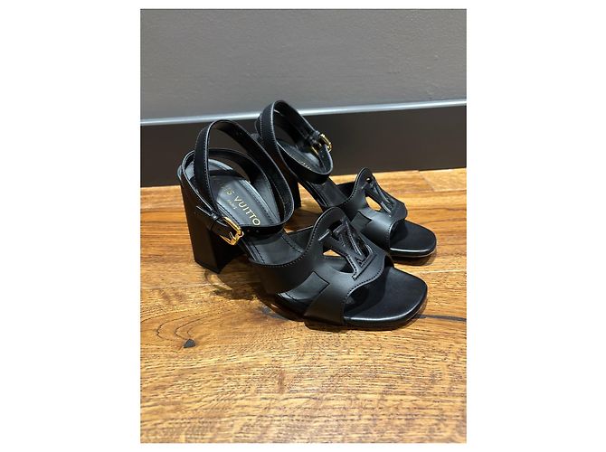 Sandali con tacco a blocco Louis Vuitton in pelle nera con ritagli LV Nero - vista 10