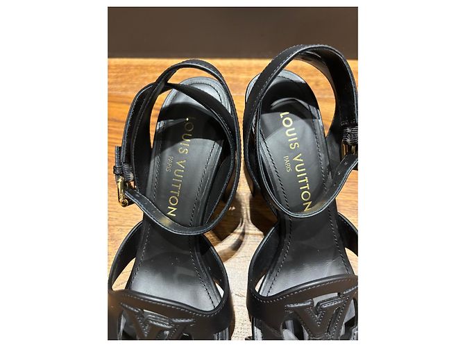 Sandali con tacco a blocco Louis Vuitton in pelle nera con ritagli LV Nero - vista 11