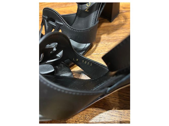 Sandali con tacco a blocco Louis Vuitton in pelle nera con ritagli LV Nero - vista 4