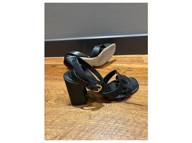 Sandali con tacco a blocco Louis Vuitton in pelle nera con ritagli LV Nero - vista 5