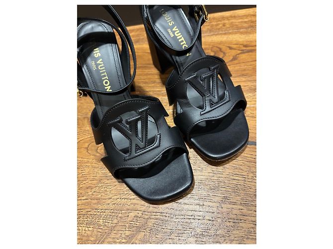 Sandali con tacco a blocco Louis Vuitton in pelle nera con ritagli LV Nero - vista 7