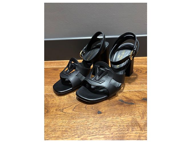 Sandali con tacco a blocco Louis Vuitton in pelle nera con ritagli LV Nero - vista 9