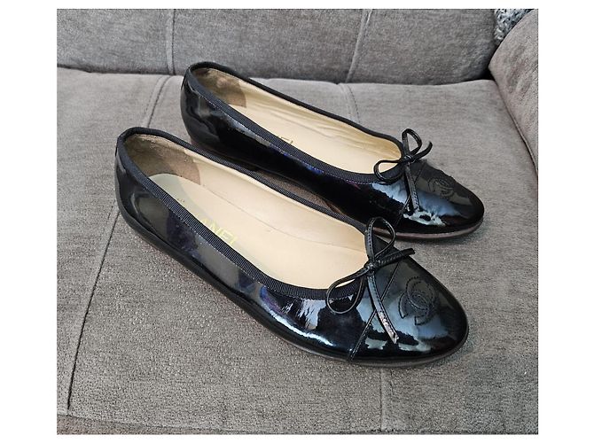 Chanel Ballerinas aus schwarzem Lackleder mit CC-Logo - Ansicht 2