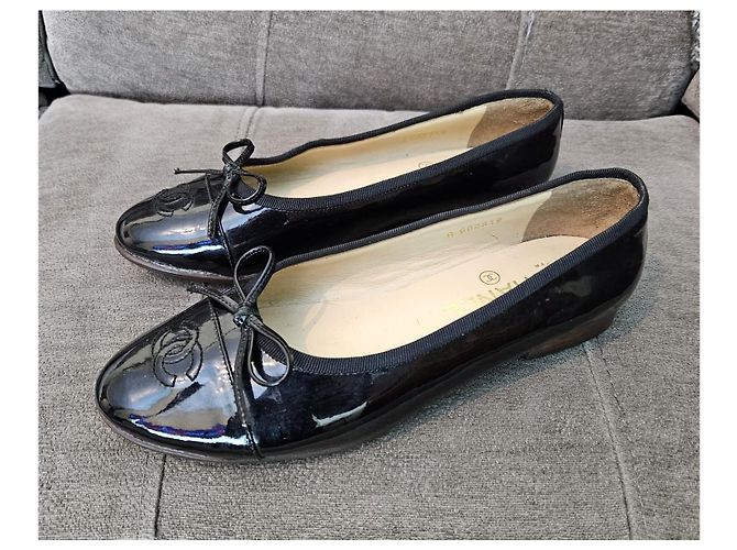 Chanel Ballerinas aus schwarzem Lackleder mit CC-Logo - Ansicht 3