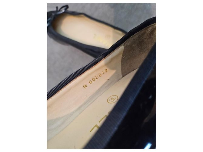 Chanel Ballerinas aus schwarzem Lackleder mit CC-Logo - Ansicht 8