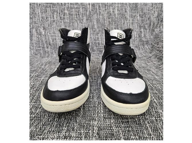 Sneakers alte Chanel in pelle bianca e nera Nero Bianco - vista 2