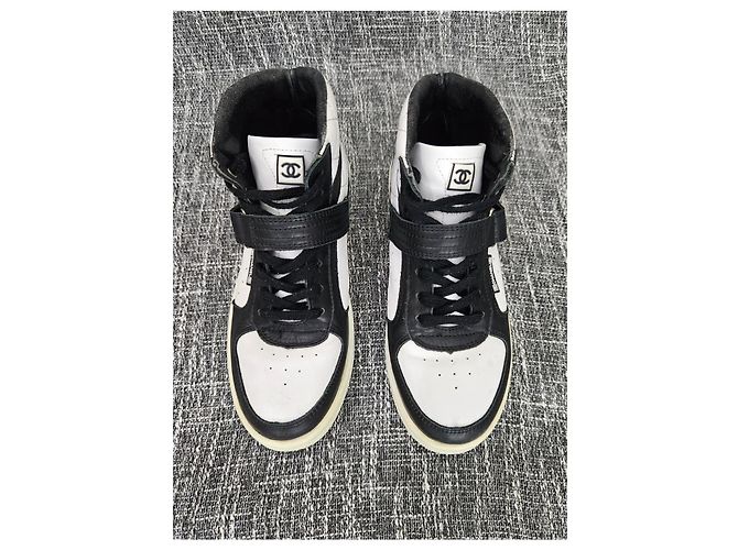 Sneakers alte Chanel in pelle bianca e nera Nero Bianco - vista 3
