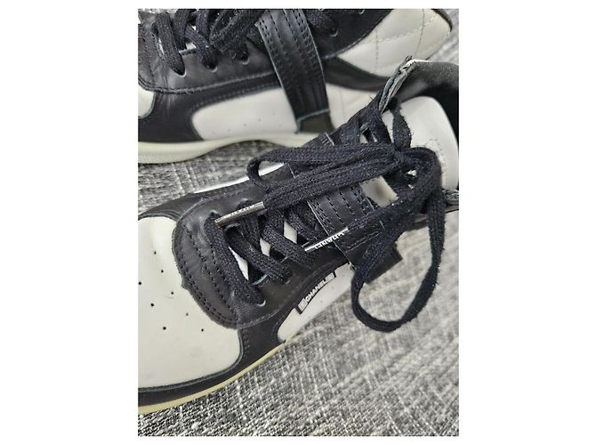 Sneakers alte Chanel in pelle bianca e nera Nero Bianco - vista 9
