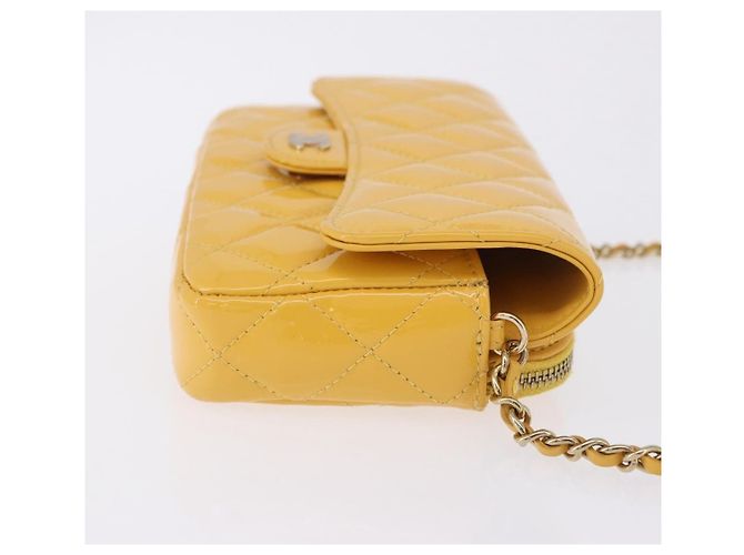 Chanel Timeless - Classic Double Flap Quilted Patent Small Giallo - vista 3