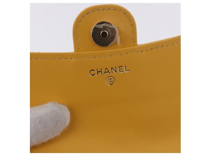 Chanel Timeless - Classic Double Flap Quilted Patent Small Giallo - vista 6