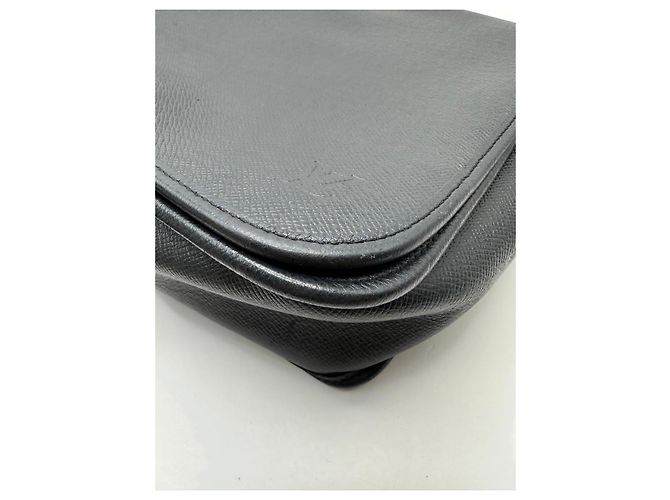 Borsa Messenger Louis Vuitton Taiga Nero - vista 10