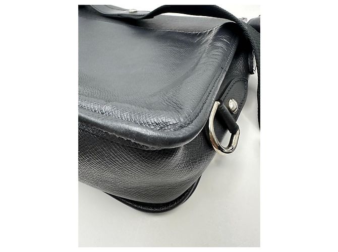 Borsa Messenger Louis Vuitton Taiga Nero - vista 12