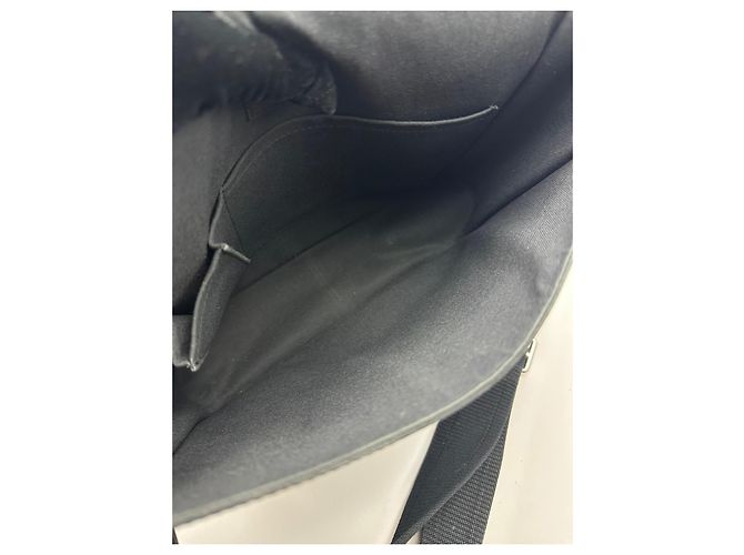 Borsa Messenger Louis Vuitton Taiga Nero - vista 14
