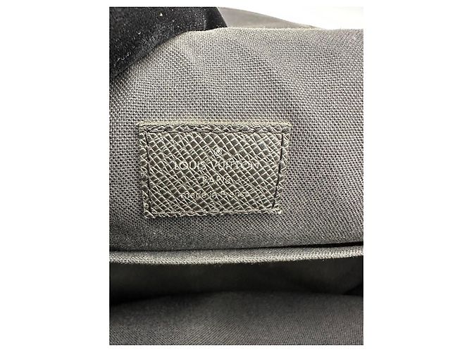 Borsa Messenger Louis Vuitton Taiga Nero - vista 15