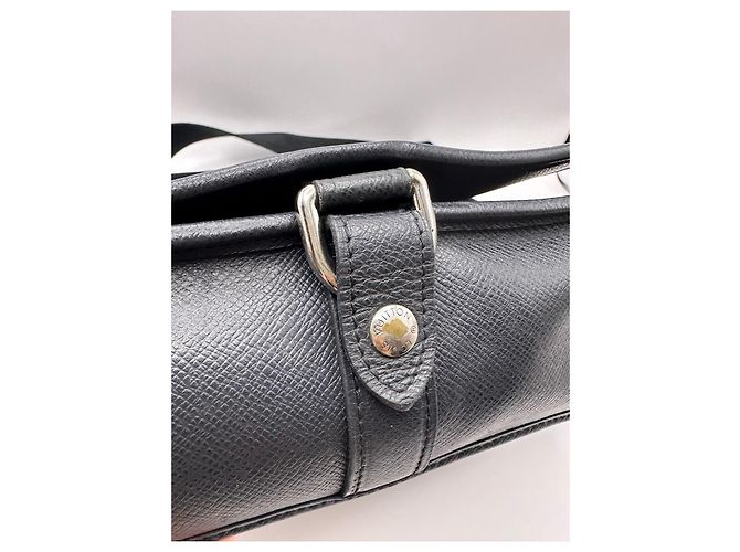 Borsa Messenger Louis Vuitton Taiga Nero - vista 3