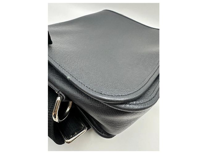 Borsa Messenger Louis Vuitton Taiga Nero - vista 9