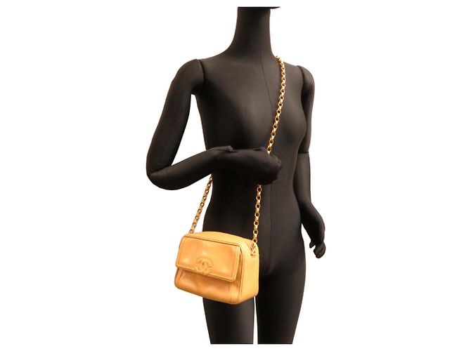 Borsa a tracolla Chanel in vitello martellato beige - vista 8